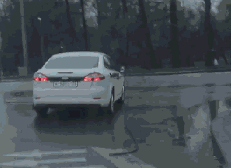 疏忽 | 加完油不看后視鏡，加油站沒了…